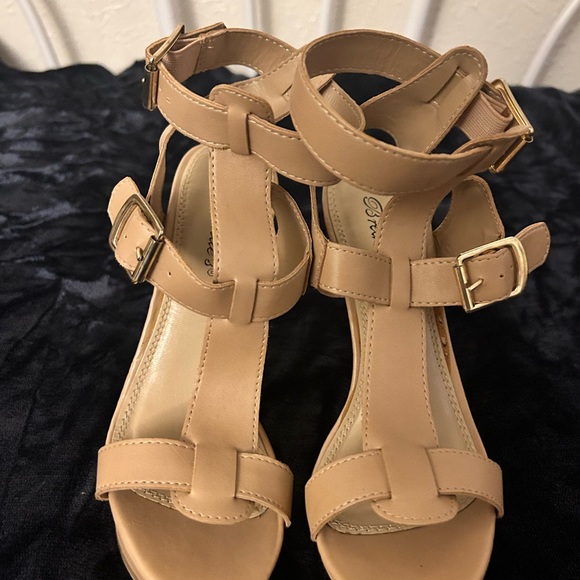 Breckelle’s Nude Wedges - Picture 4 of 6